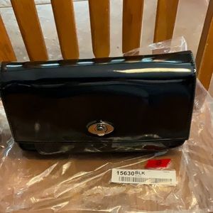 New black pantent leather bag can be crossbody